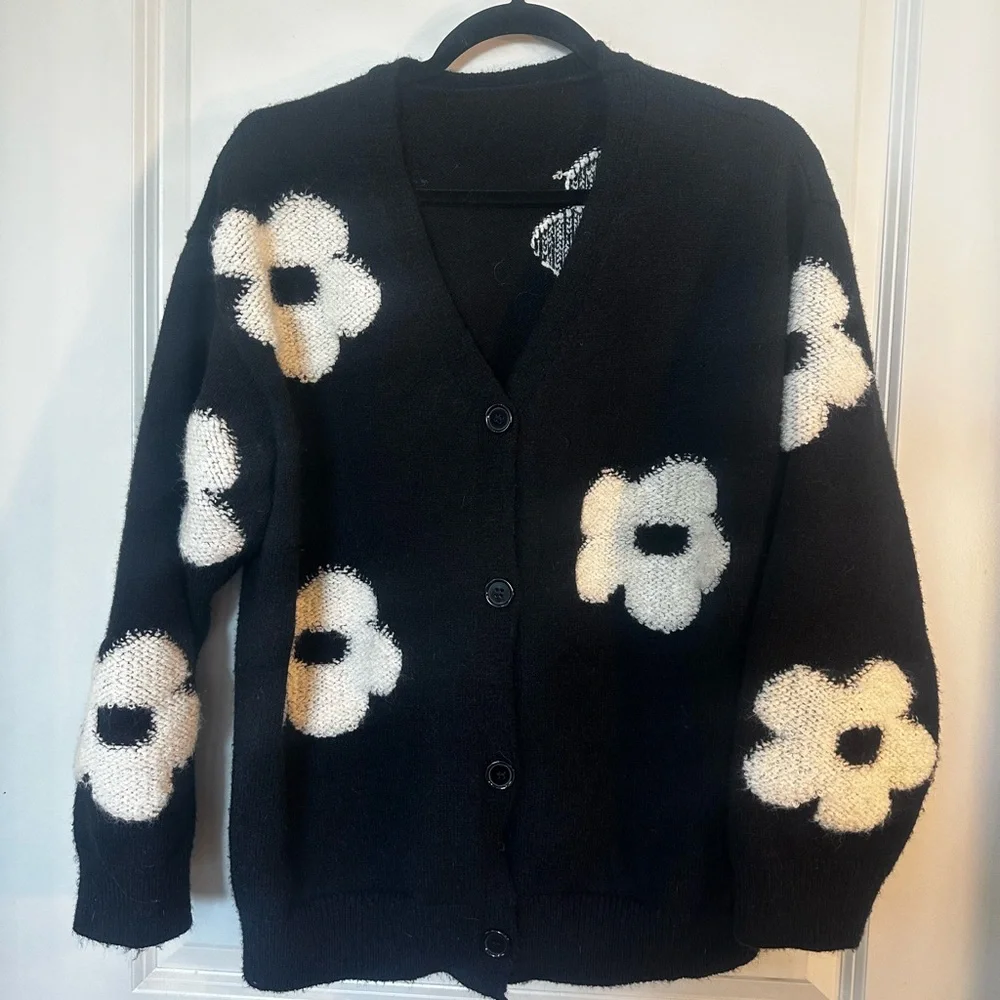 Commense Floral Daisy Black & White Fuzzy Cozy Button Up Cardigan Sweater, Small